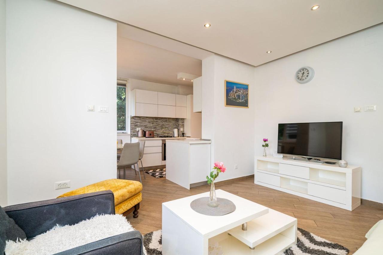 Apartment Spacious Two Bedroom *